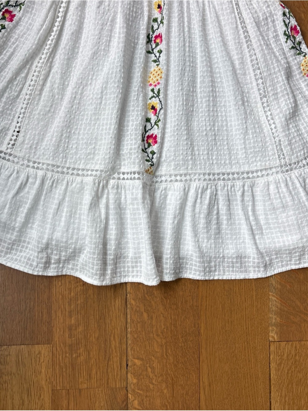 URBAN OUTFITTERS LARGE Embroidered Floral Sundress White Cotton gauzy ribbon tie - Picture 5 of 9